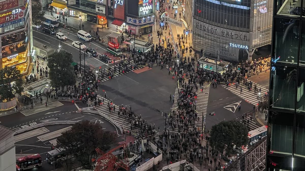 东京涩谷十字路口繁忙人流